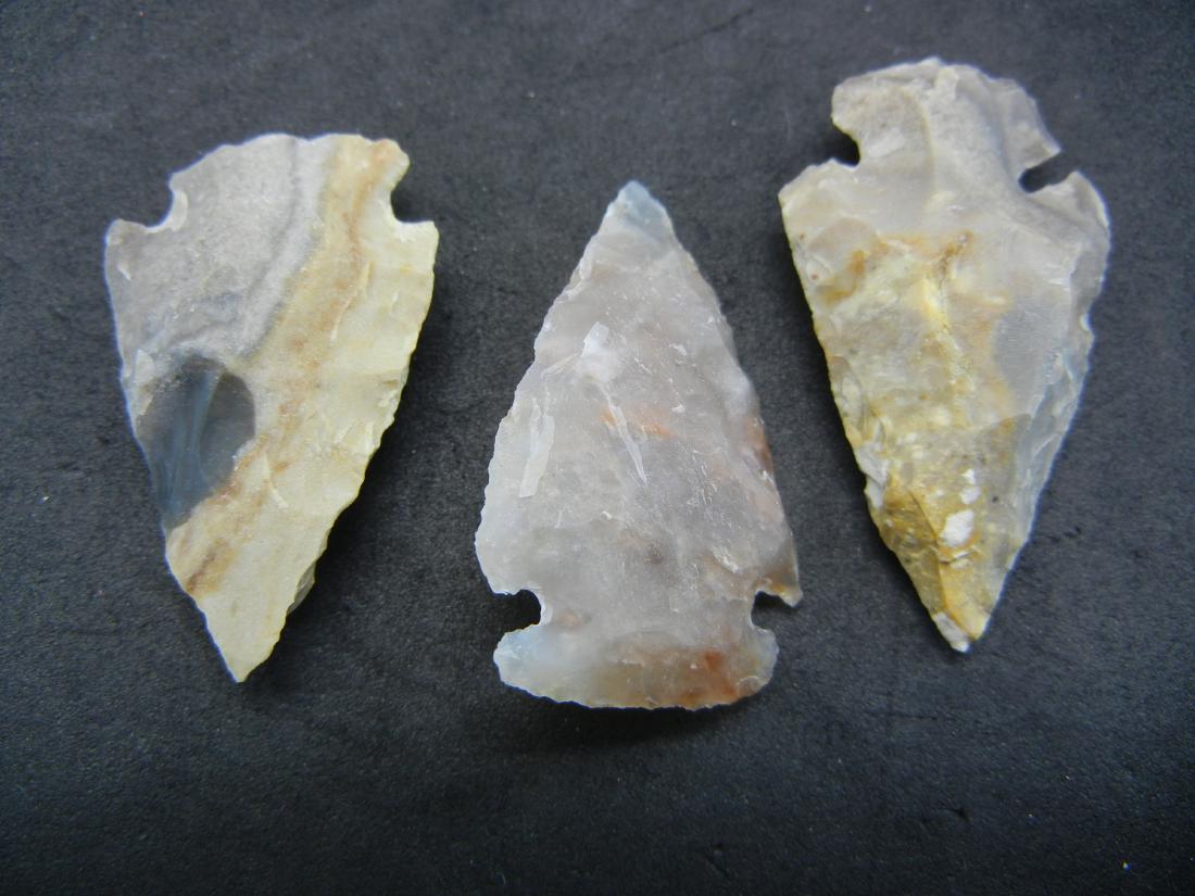 (3) VINTAGE ARROW-HEADS, AGE UKNOWN (1 of 3)
