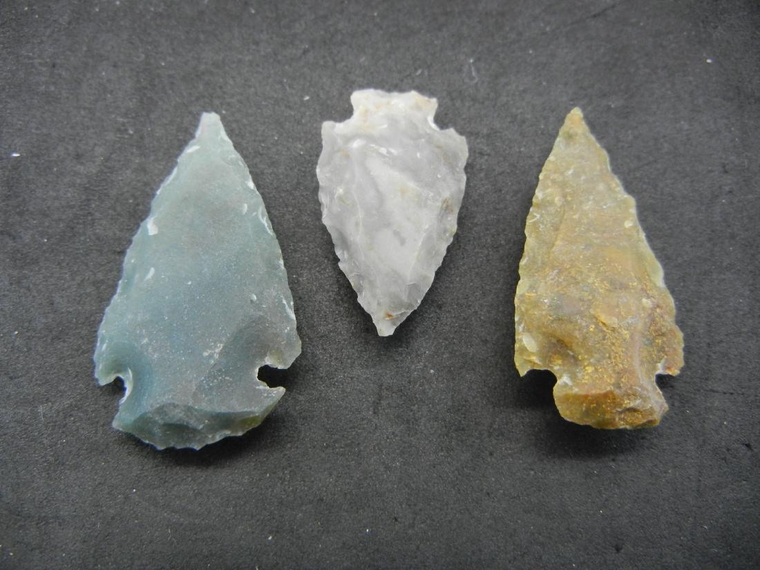 (3) VINTAGE ARROW-HEADS, AGE UNKNOWN (1 of 3)