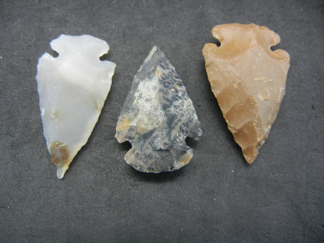 (3) VINTAGE ARROW-HEADS, AGE UKNOWN (1 of 3)