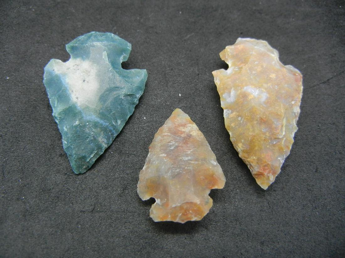 (3) VINTAGE ARROW-HEADS, AGE UKNOWN (1 of 3)