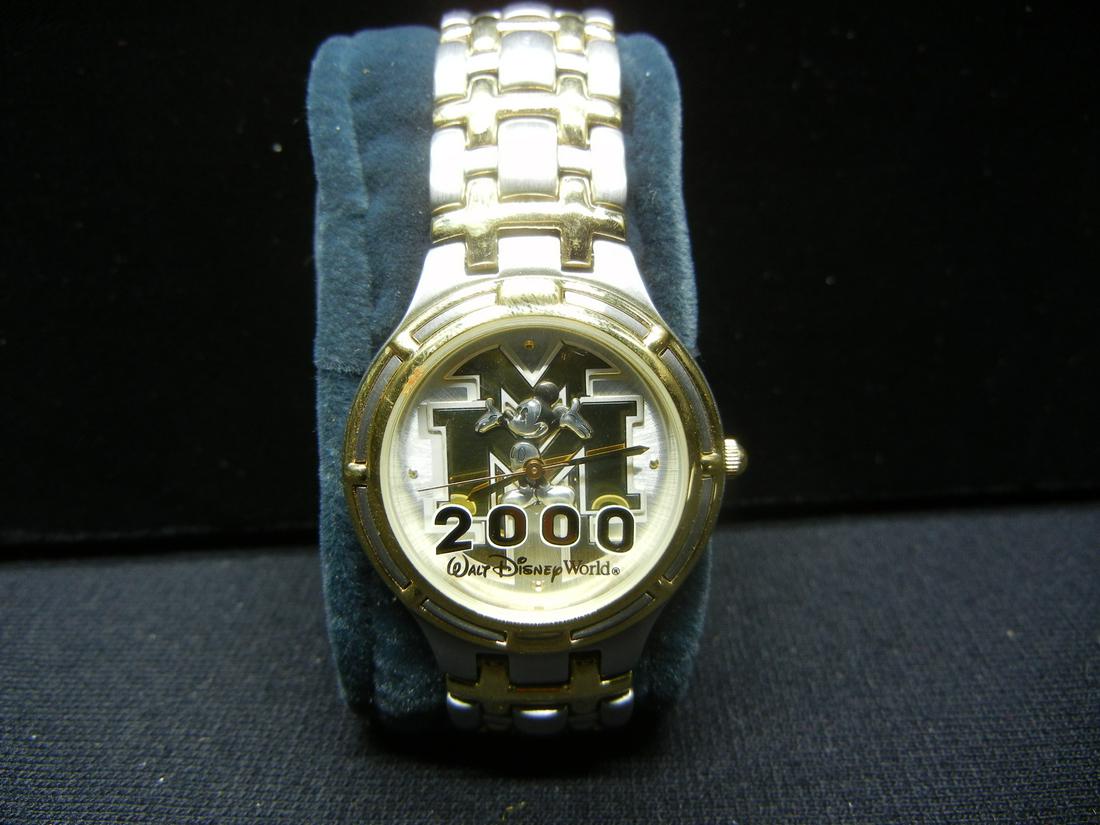 Year 2000 DISNEY Mickey Mouse Watch. (1 of 5)