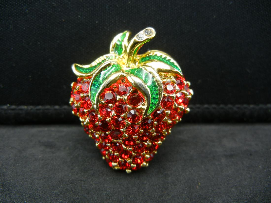 Grandmas Strawberry pin. Pretty and new.: Grandmas Strawberry pin. Pretty and new.