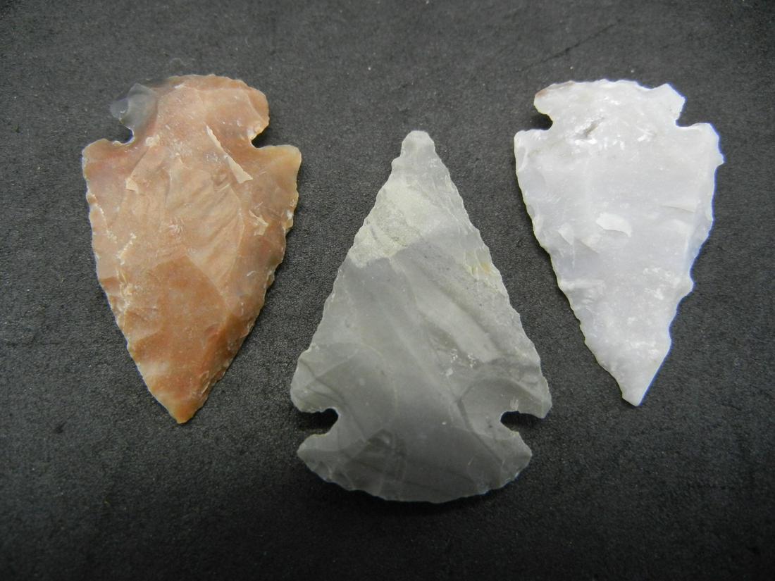 (3) VINTAGE ARROW-HEADS, AGE UKNOWN (1 of 3)