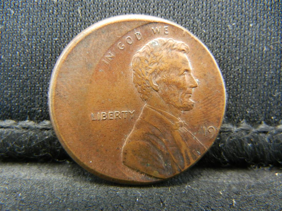 19?? 20% Off Center Lincoln Memorial Cent Error Coin. (1 of 2)