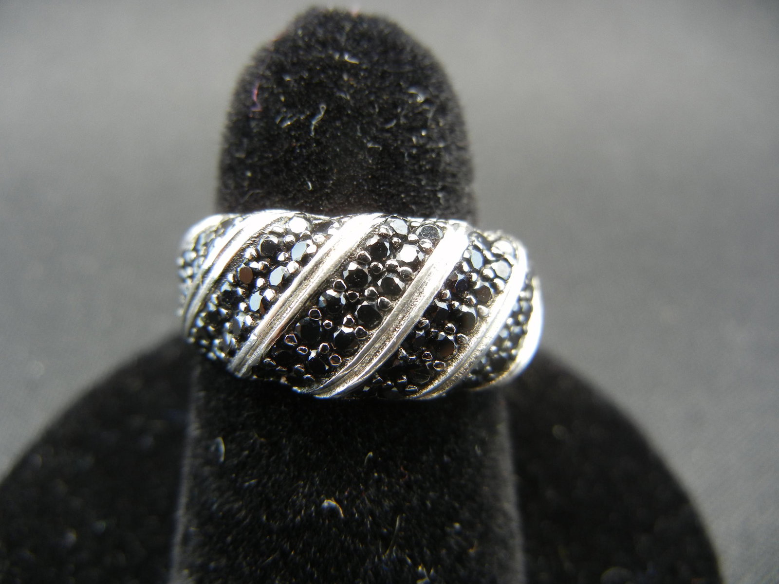 Ladies Sterling and Marcasite Ring. Swirl Pattern Size: Ladies Sterling and Marcasite Ring. Swirl Pattern Size 6
