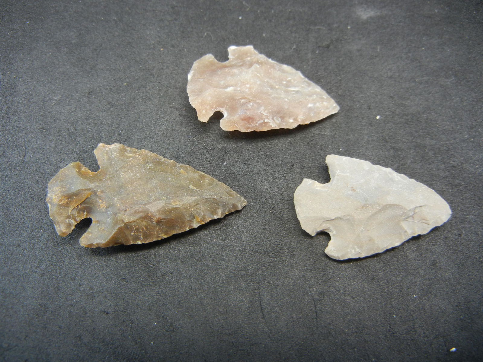 (3) VINTAGE ARROW-HEADS, AGE UKNOWN (1 of 4)