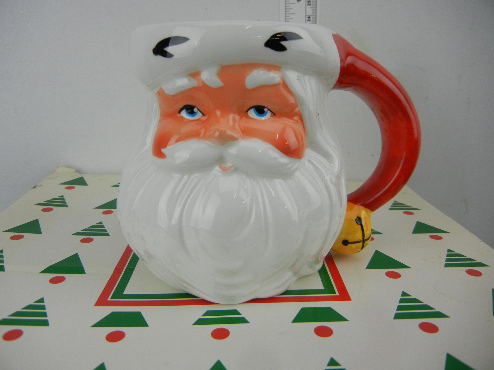 Avon Jolly Santa Mugs. Set of 4: Avon Jolly Santa Mugs. Set of 4