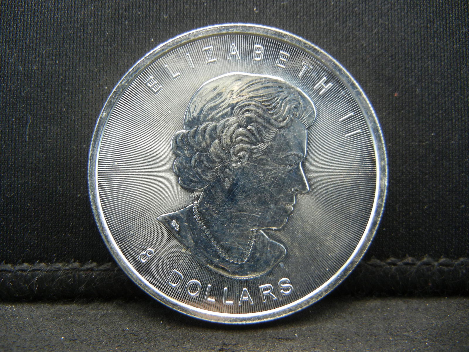 1.25 Ounce 2015 Silver Maple Leaf Round Canada .9999 (1 of 2)