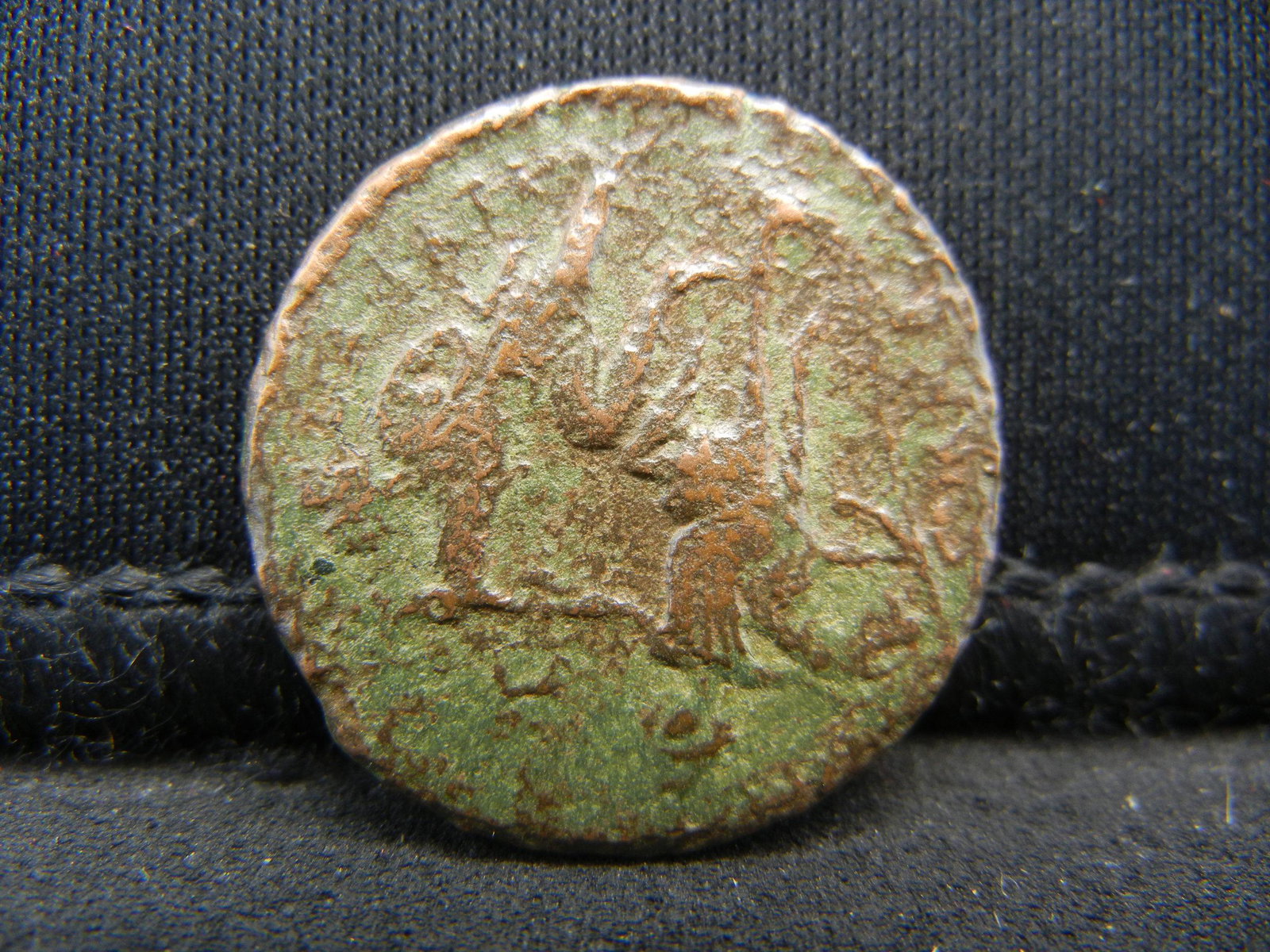 175-330 AD ANCIENT ROMAN COIN: 175-330 AD ANCIENT ROMAN COIN