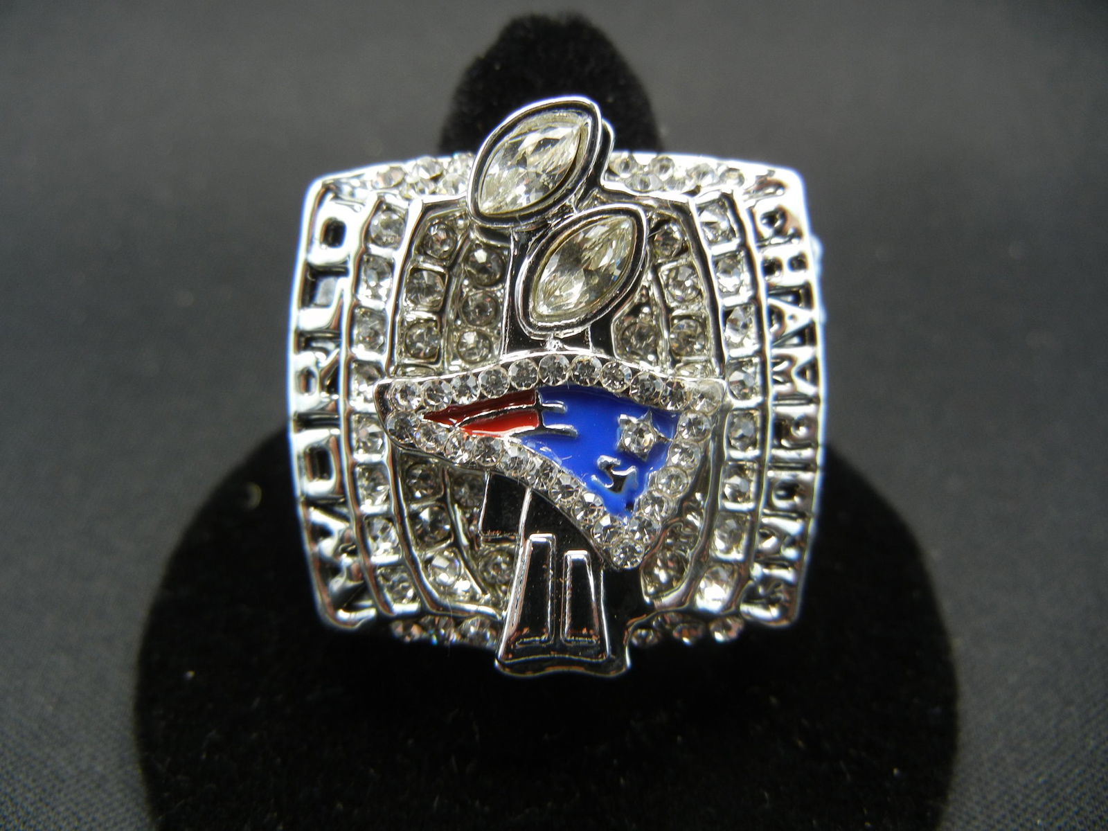 2004 New England Patriots Super Bowl Souvenir Ring Size: 2004 New England Patriots Super Bowl Souvenir Ring Size 10