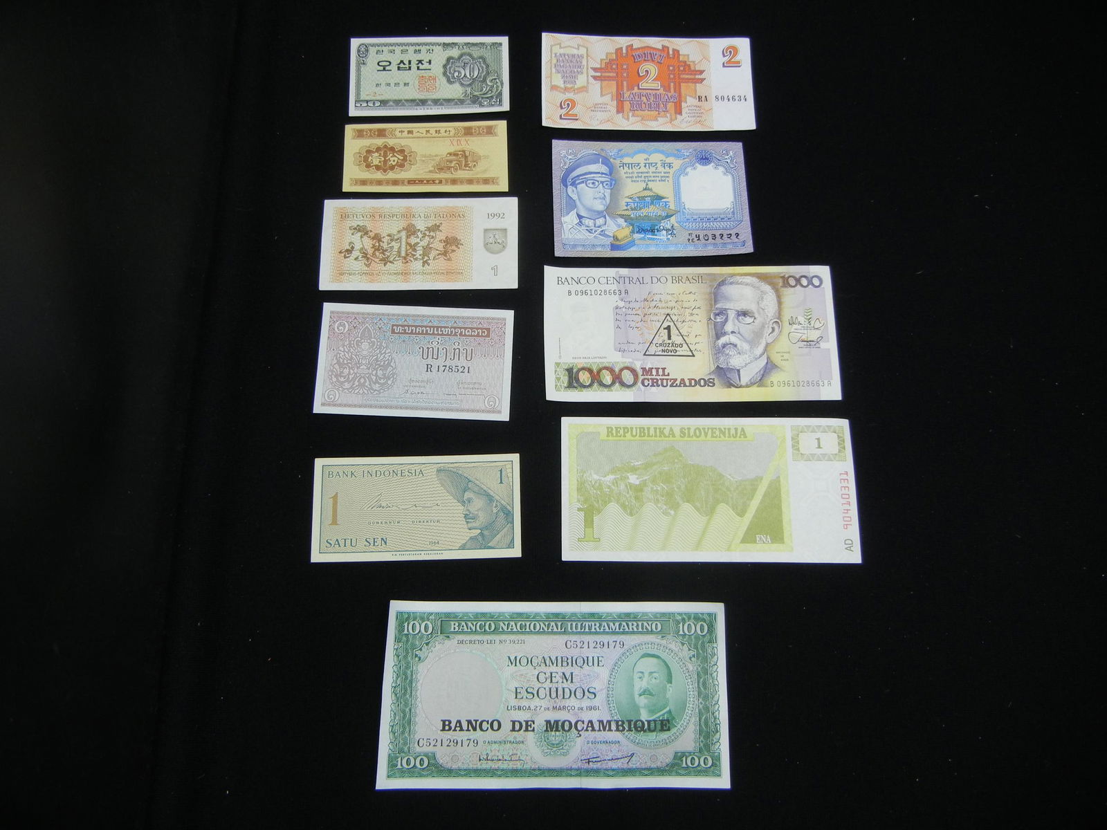 10 Different Foreign Currency Notes - Very Good (1 of 6)