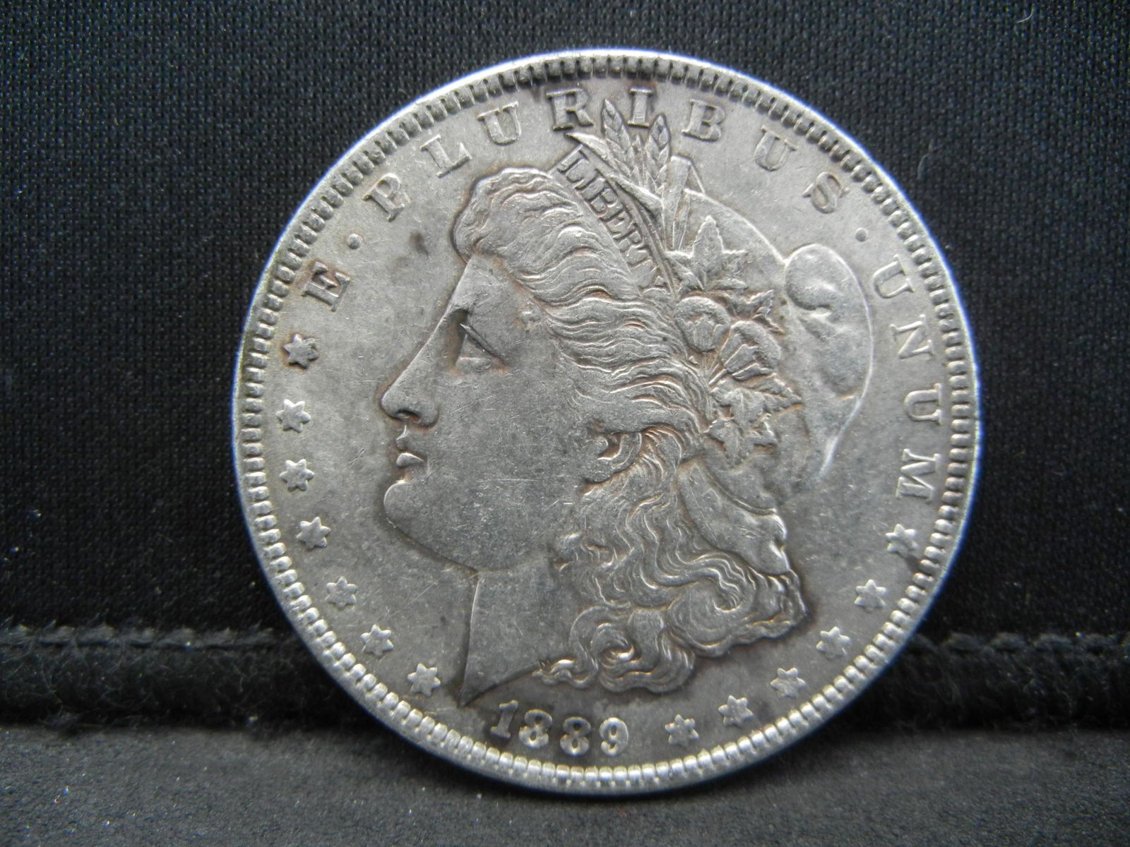 1889 MORGAN SILVER DOLLAR. BU (1 of 2)