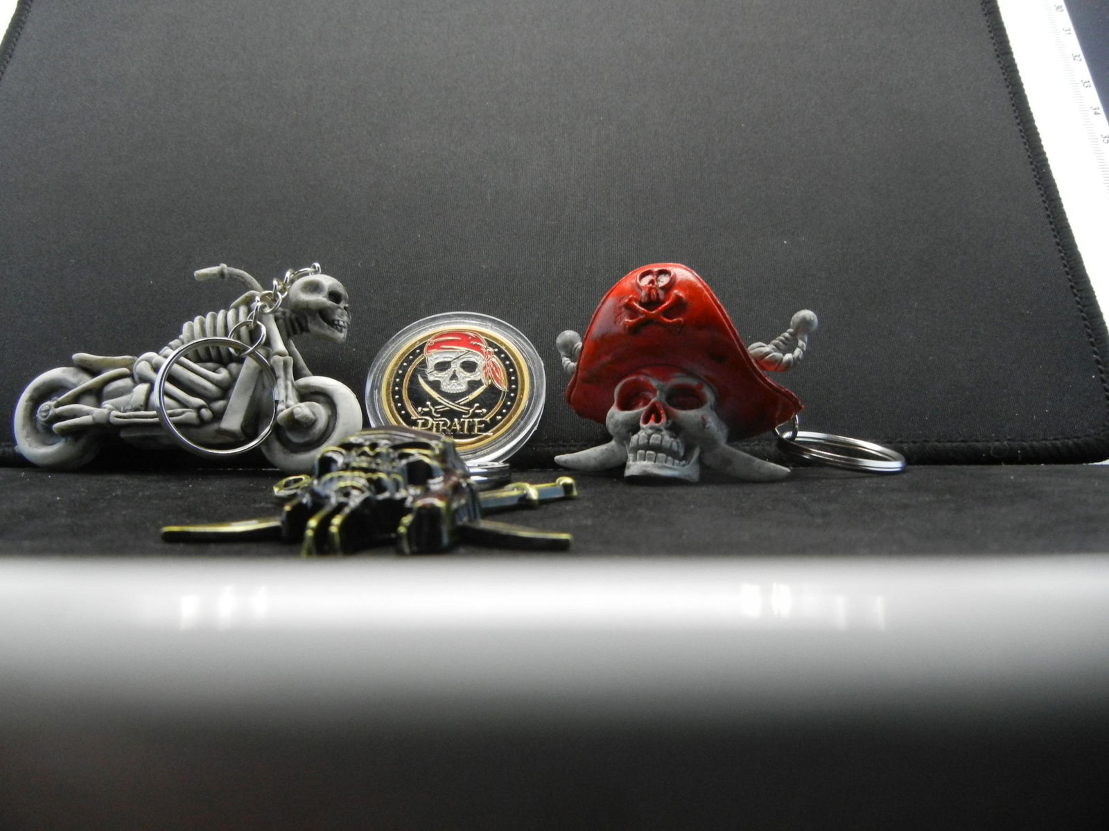 (3) PIRATE/SKULL KEYCHAINS & 1 COIN, BRAND NEW, SELL: (3) PIRATE/SKULL KEYCHAINS & 1 COIN, BRAND NEW, SELL INDIVIDUALLY!!