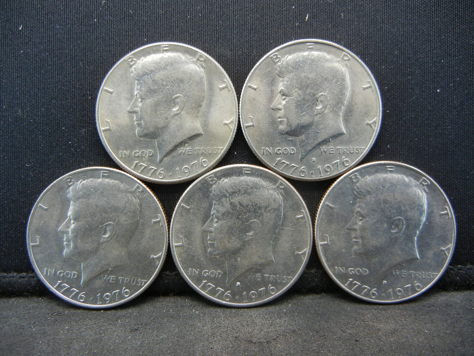 (5) 1976 Bicentennial Kennedy Half Dollars, Some Mint (1 of 2)