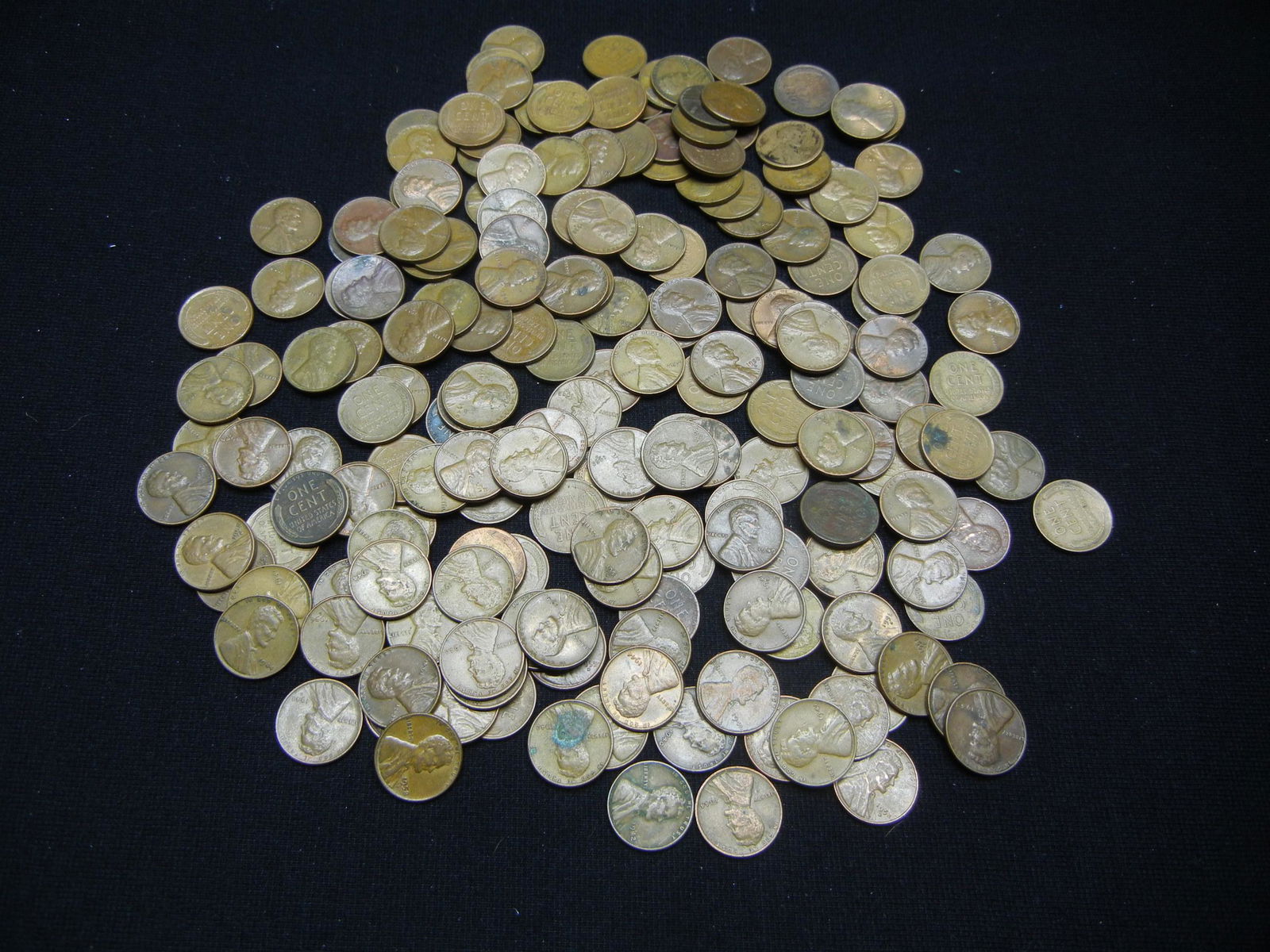 Lot of Wheat Cents, Mixed Dates (1 of 5)