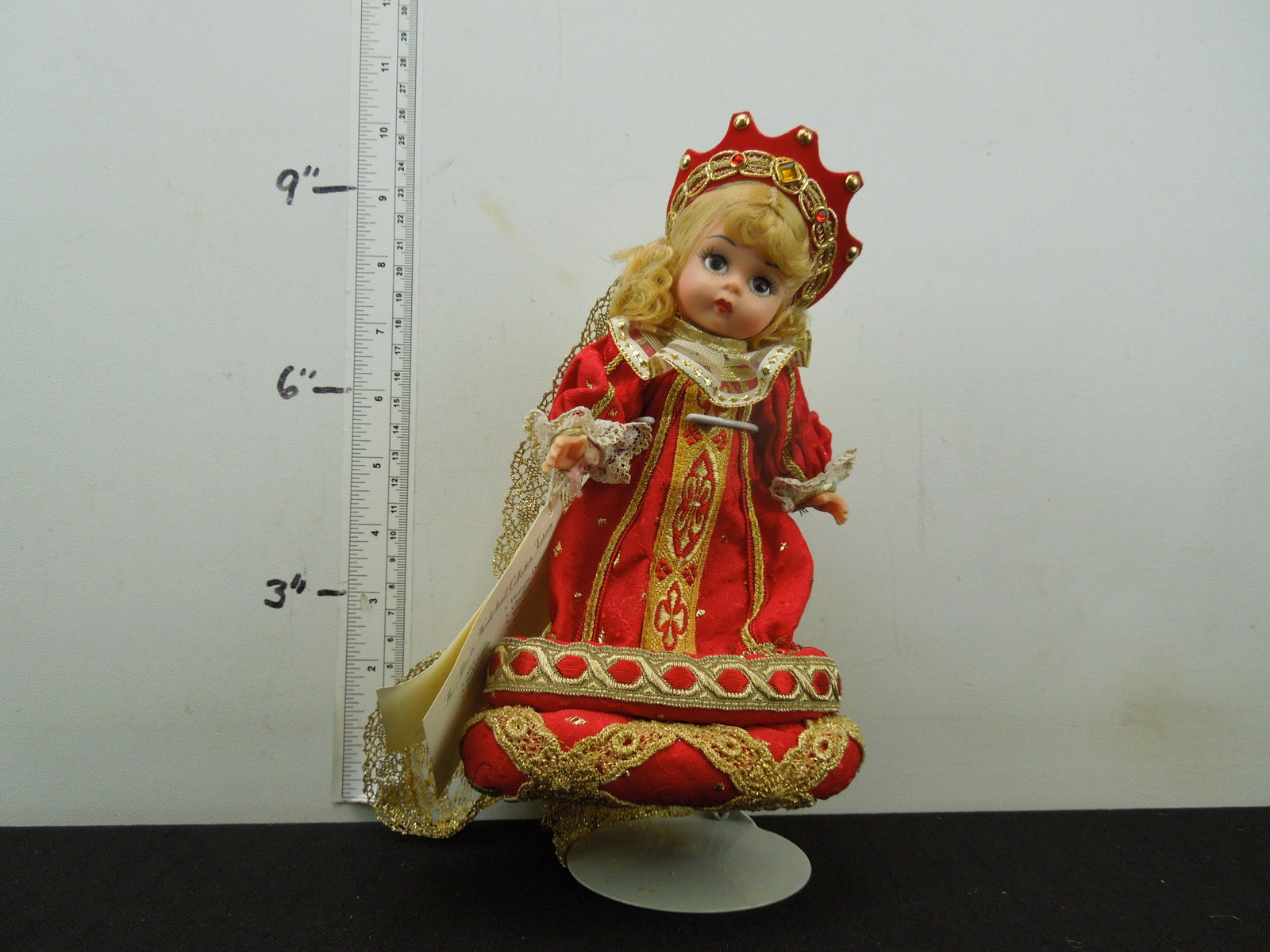 Madame Alexander Doll The Red Queen from The Alice in: Madame Alexander Doll The Red Queen from The Alice in Wonderland Collection 1997