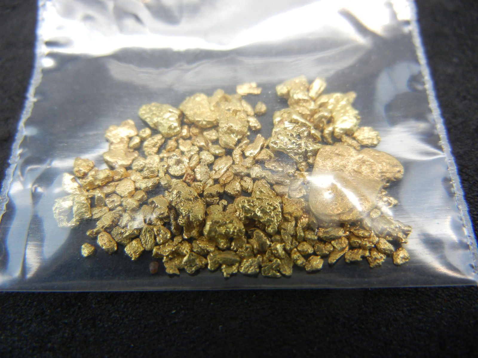 2.93 grams Gold Nuggets Huigh Karat (1 of 3)