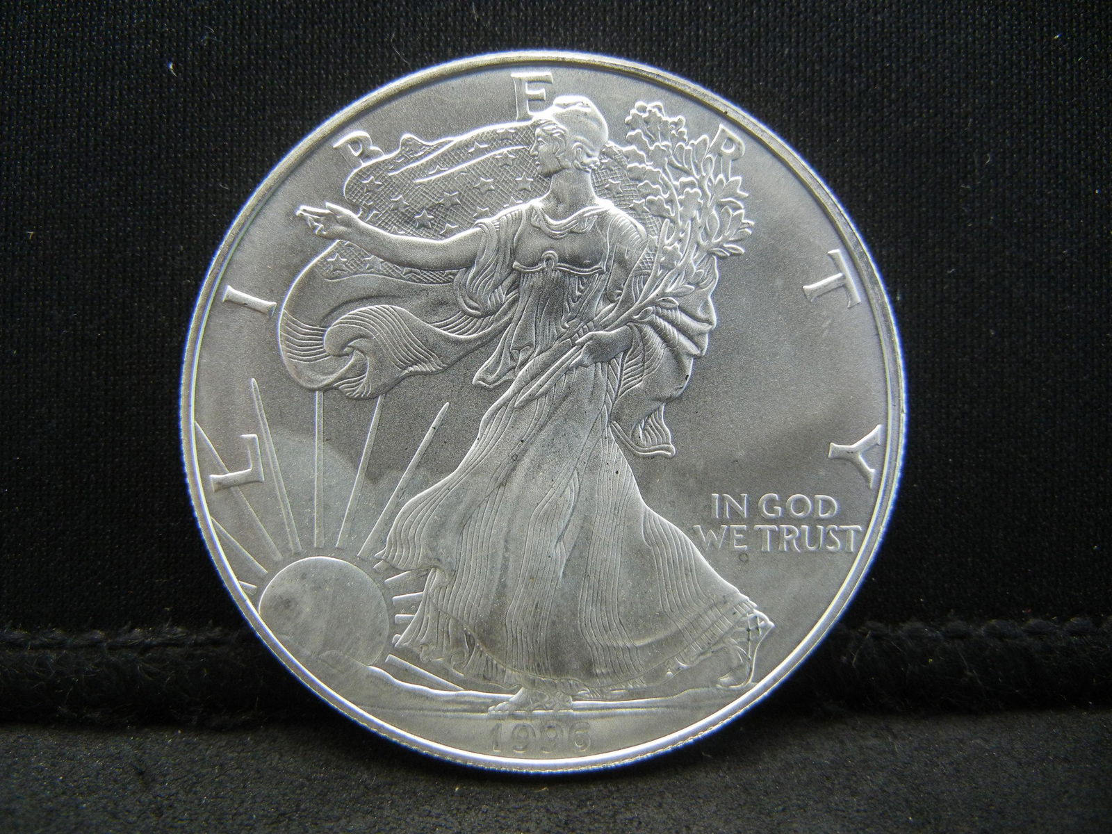 1996 1 Troy Oz. .999 Silver Uncirculated American Eagle (1 of 2)