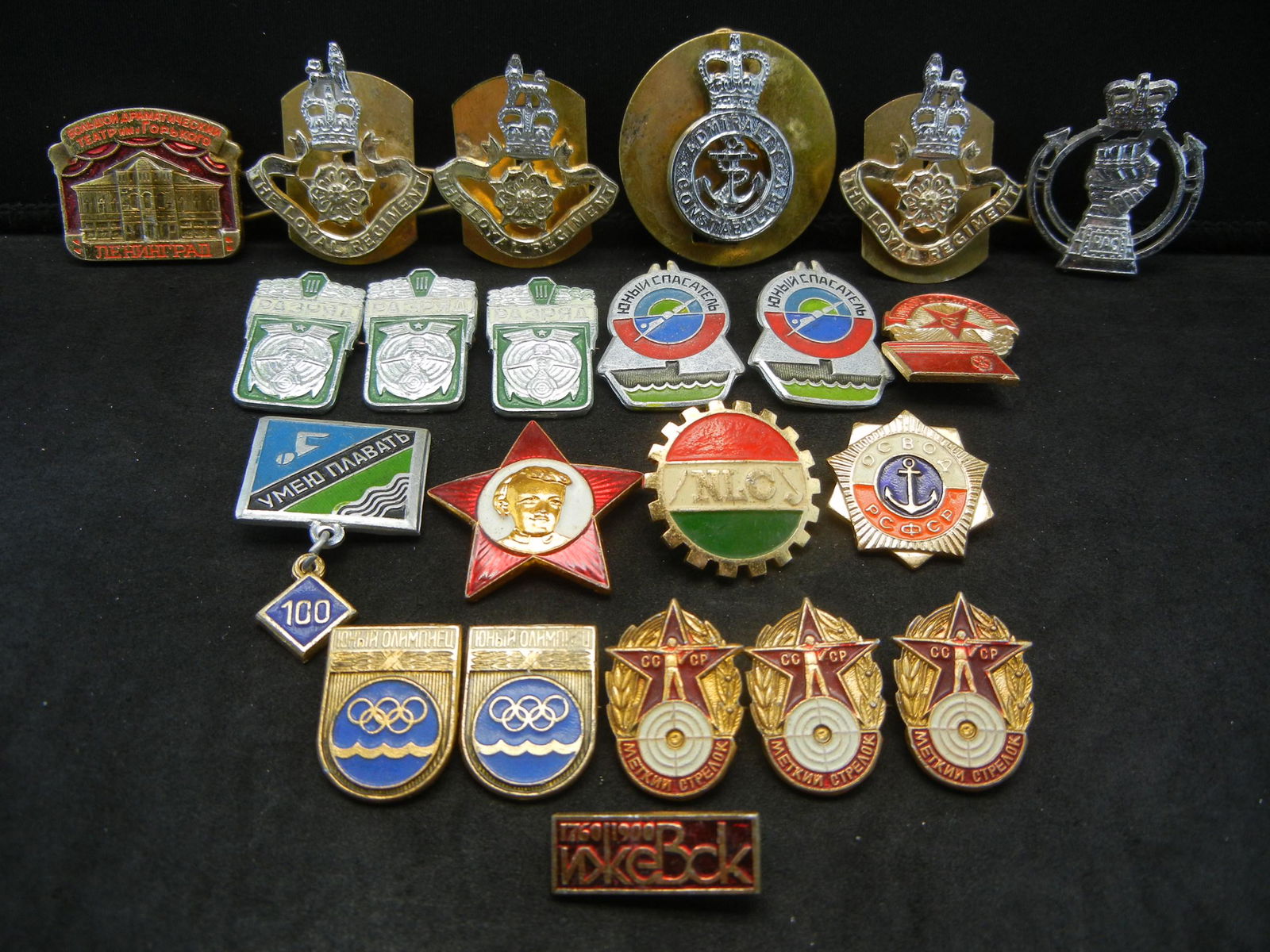 Bag of Soviet and British military medals/pins (1 of 6)