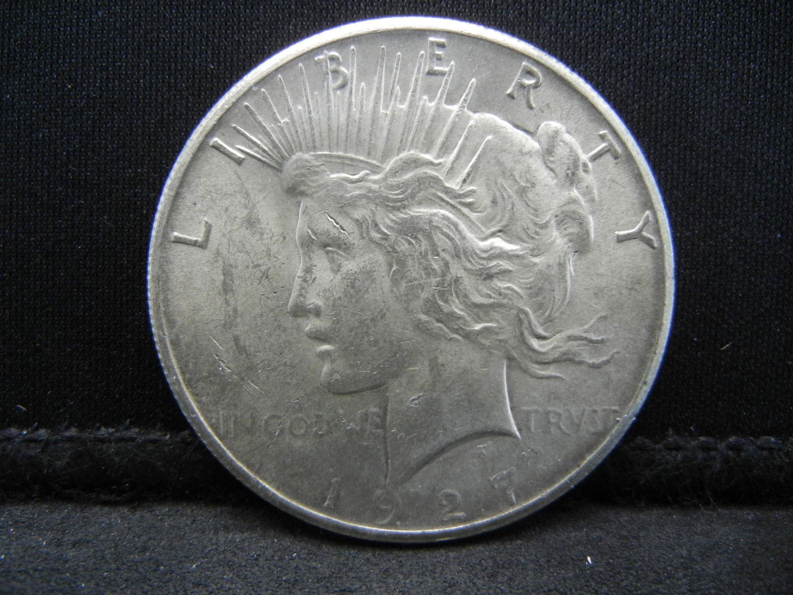 1927 Peace Dollar Uncirculated better date (1 of 2)