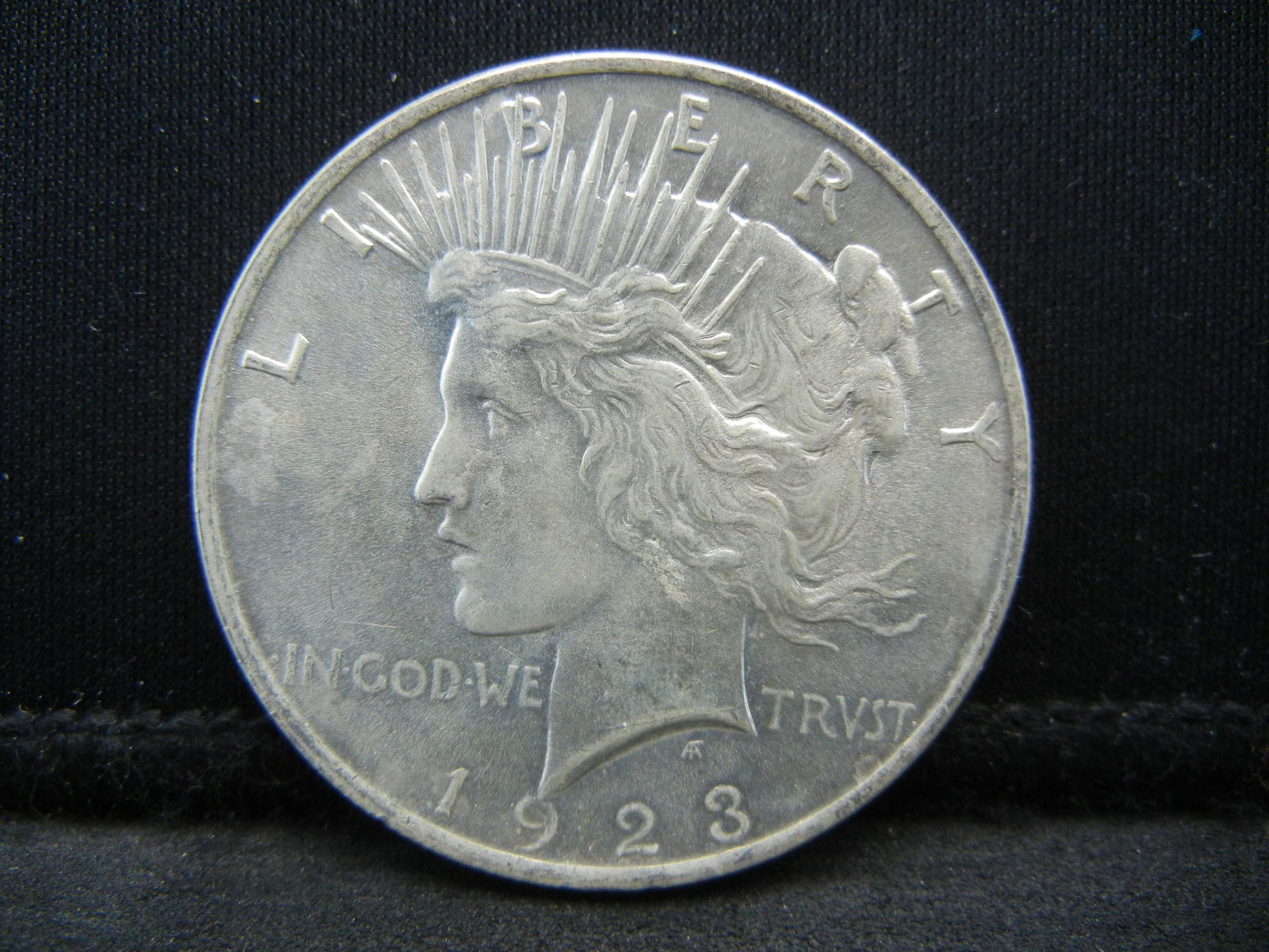 1923 Peace Dollar Uncirculated Nice (1 of 2)