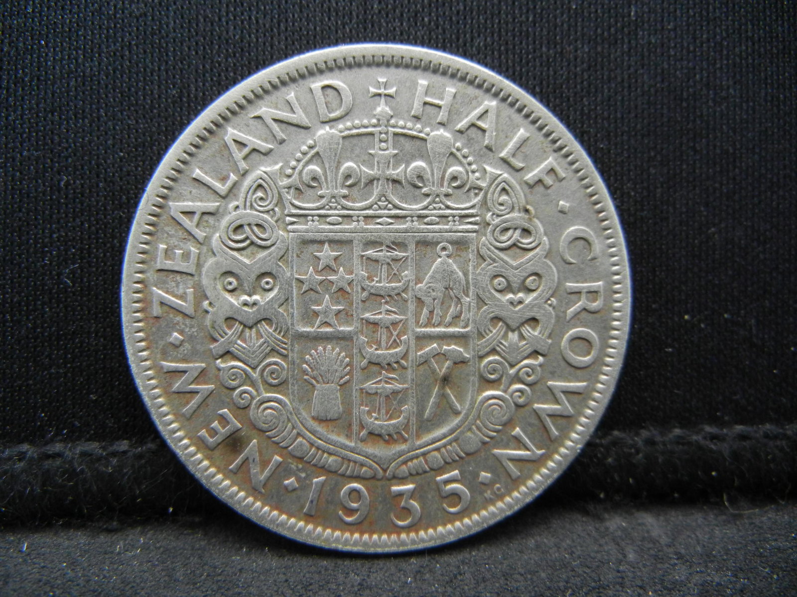 1935 New Zealand Silver half crown. Half dollar size: 1935 New Zealand Silver half crown. Half dollar size