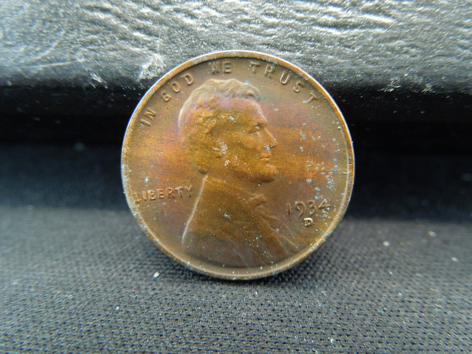 1934-D Uncirculated Rainbow Toning Lincoln Head Cent. (1 of 2)
