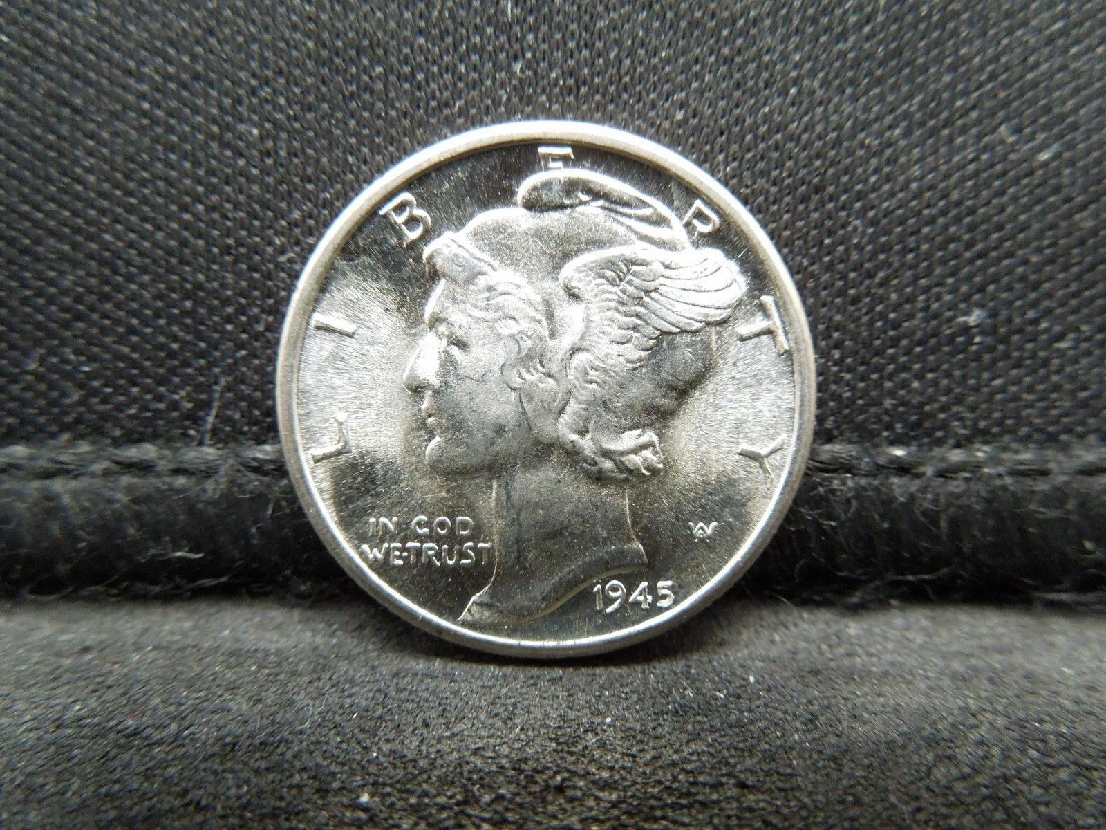 1945-D Gem Brilliant Uncirculated Mercury Head Dime. (1 of 2)