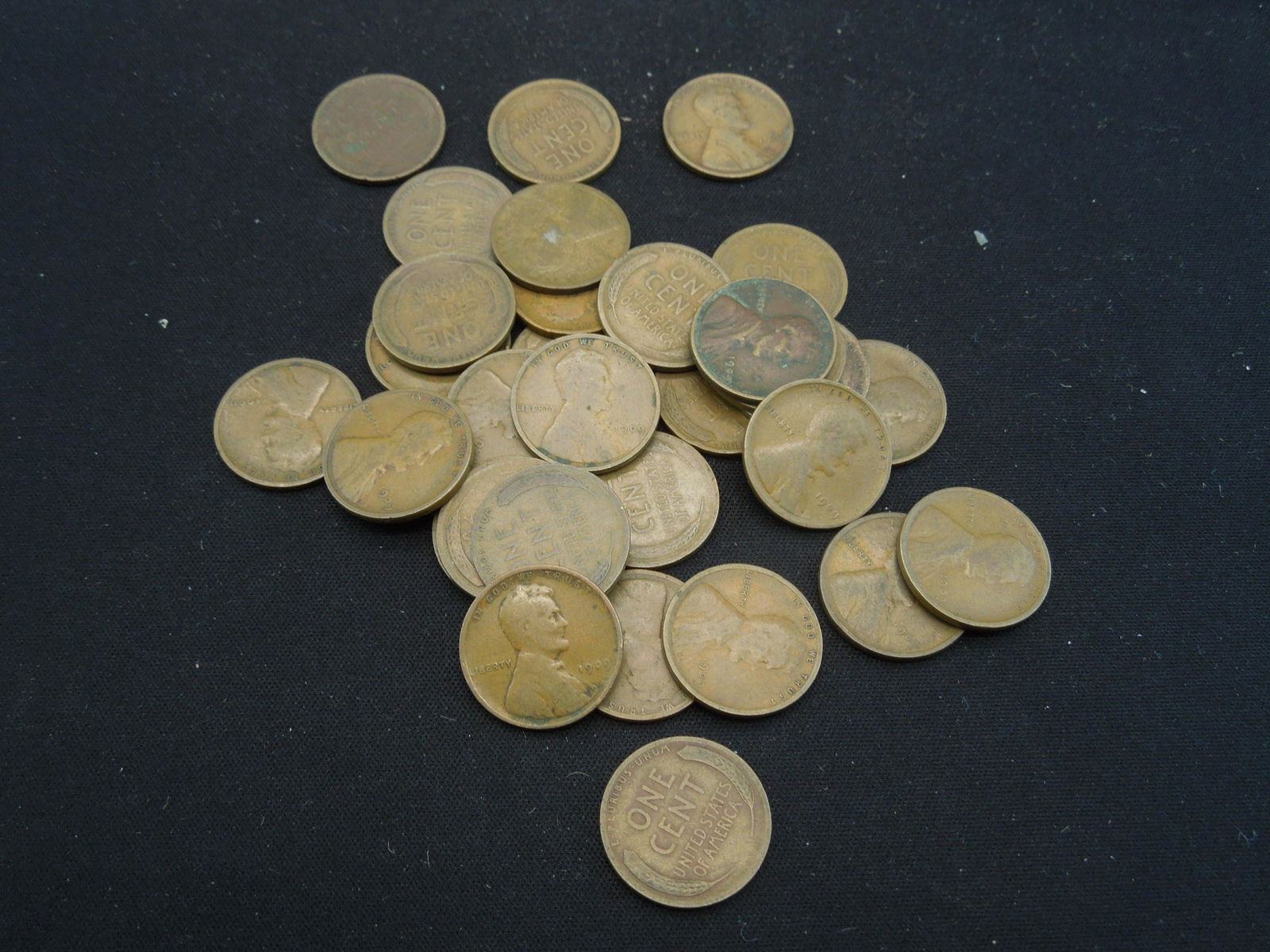 31- 1909 Lincoln Wheat Cents, average grade Very Good. (1 of 4)