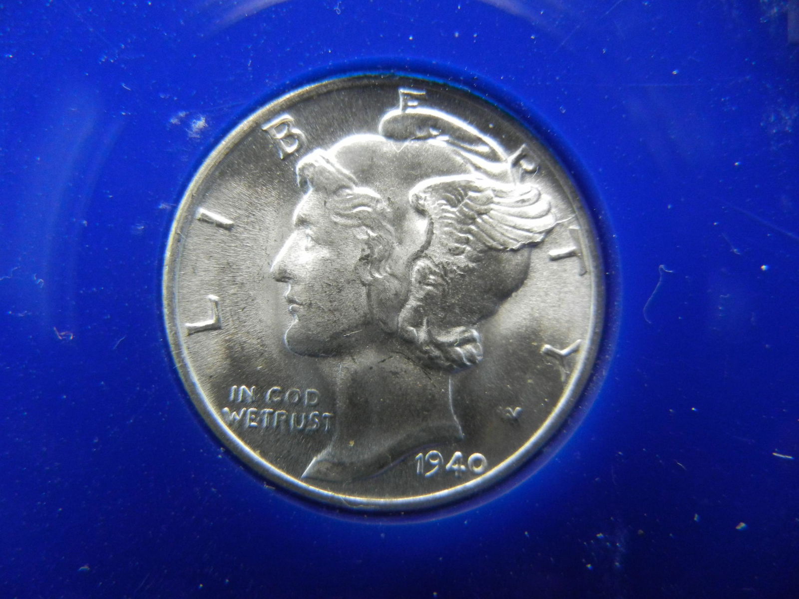 1940-D Gem Brilliant Uncirculated Mercury Head Dime. (1 of 3)