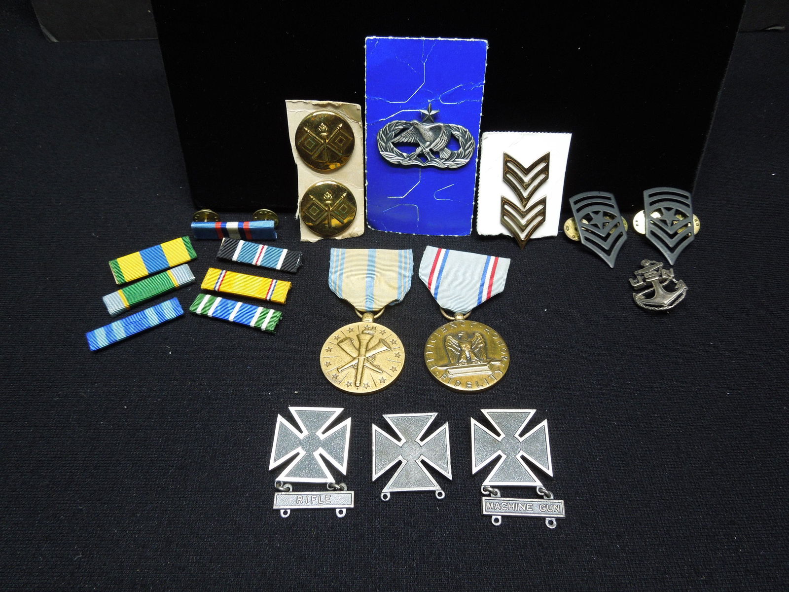 Bag of Military Assortment - Pins, Badges Etc. (1 of 5)