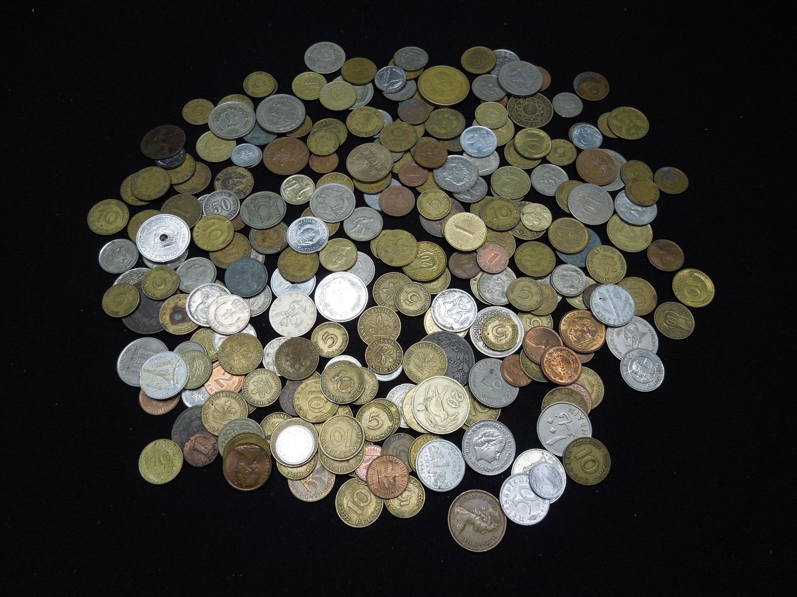 Mixed Lot of Foreign Coins.  Weighs 2 Pounds. (1 of 5)