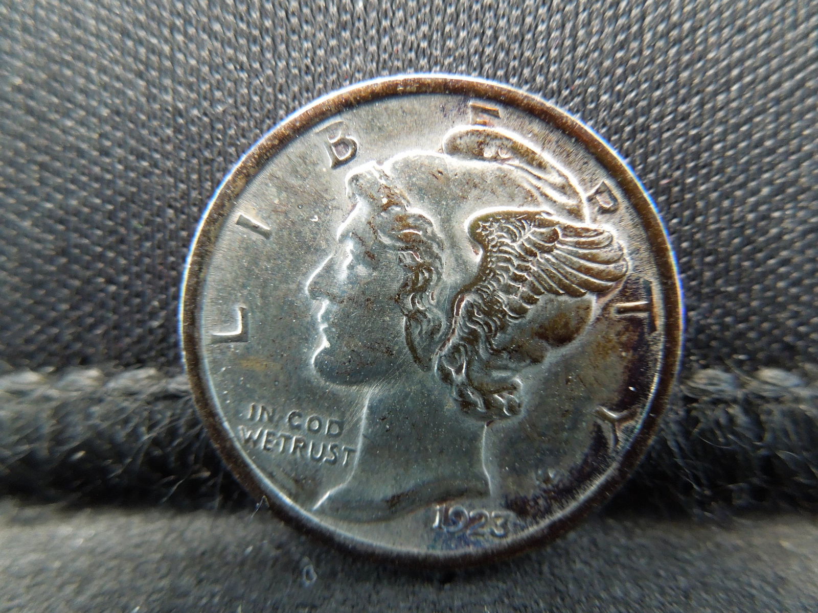 1923 High Grade Mercury Head Dime. (1 of 2)