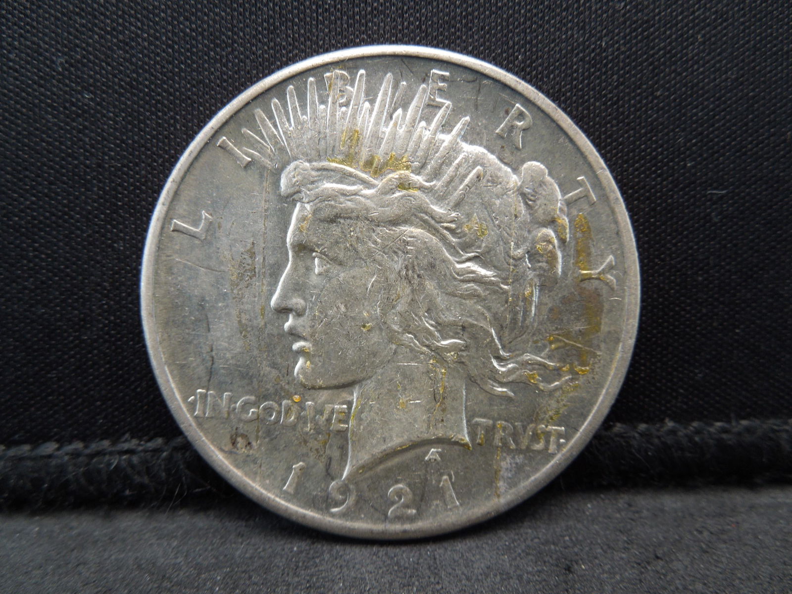 1921 Uncirculated Key Date Peace Silver Dollar. (1 of 2)