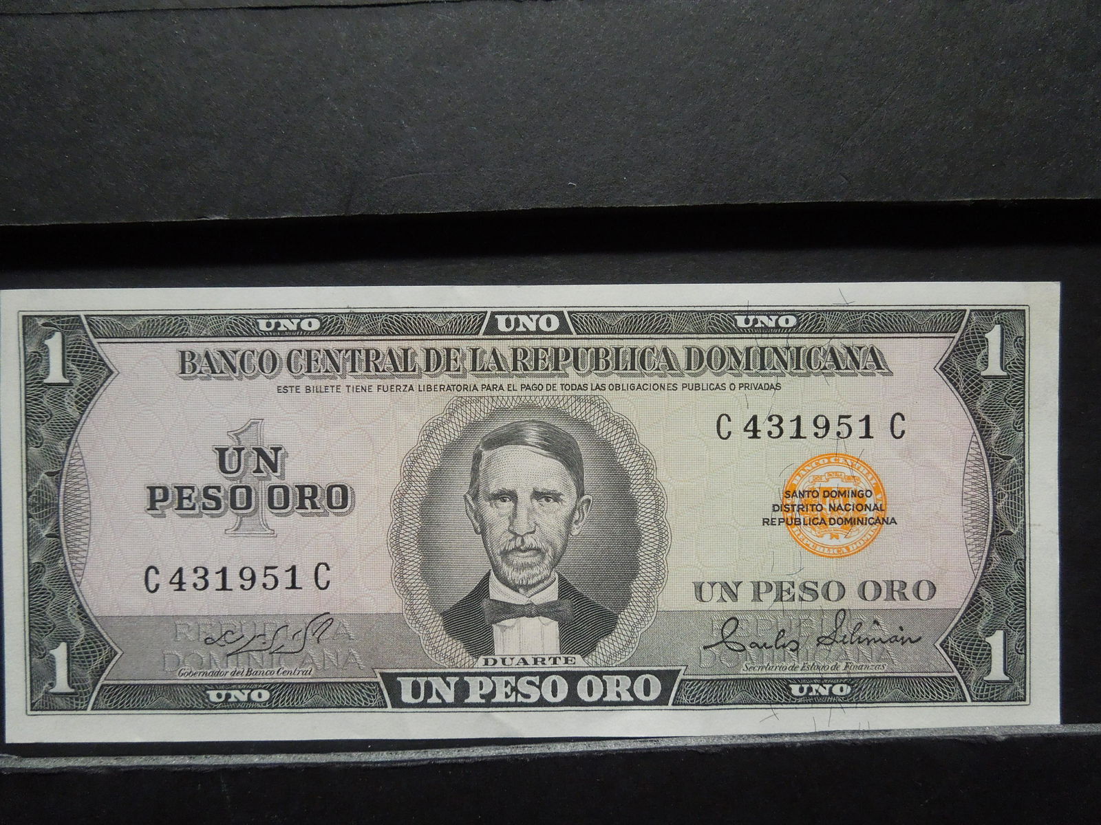 1973 Dominican Republic 1 Peso Oro Note.  Crisp UNC. (1 of 3)