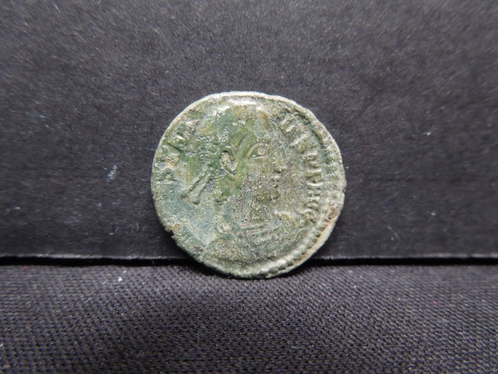 175-330 AD ANCIENT ROMAN COIN: 175-330 AD ANCIENT ROMAN COIN