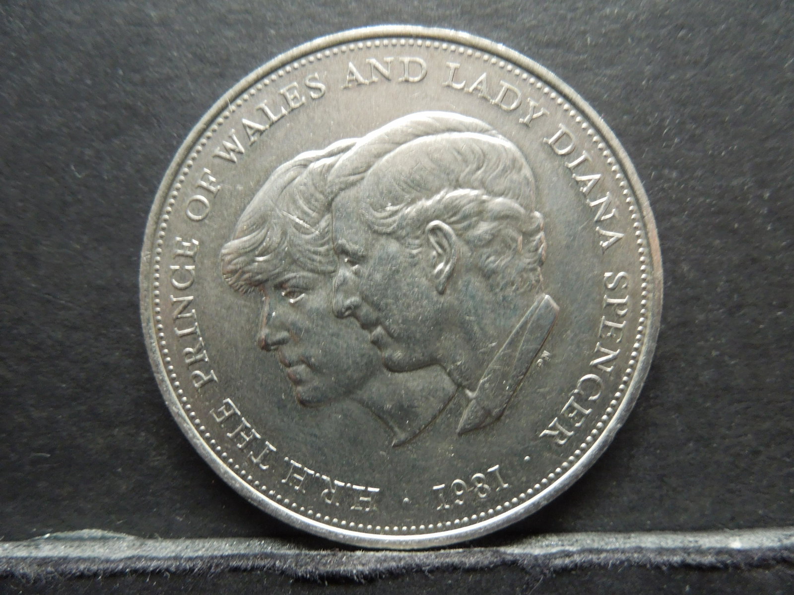 1981 Great Britain Crown. Obverse: Prince Charles and: 1981 Great Britain Crown. Obverse: Prince Charles and Lady Diana Engagement Portrait.