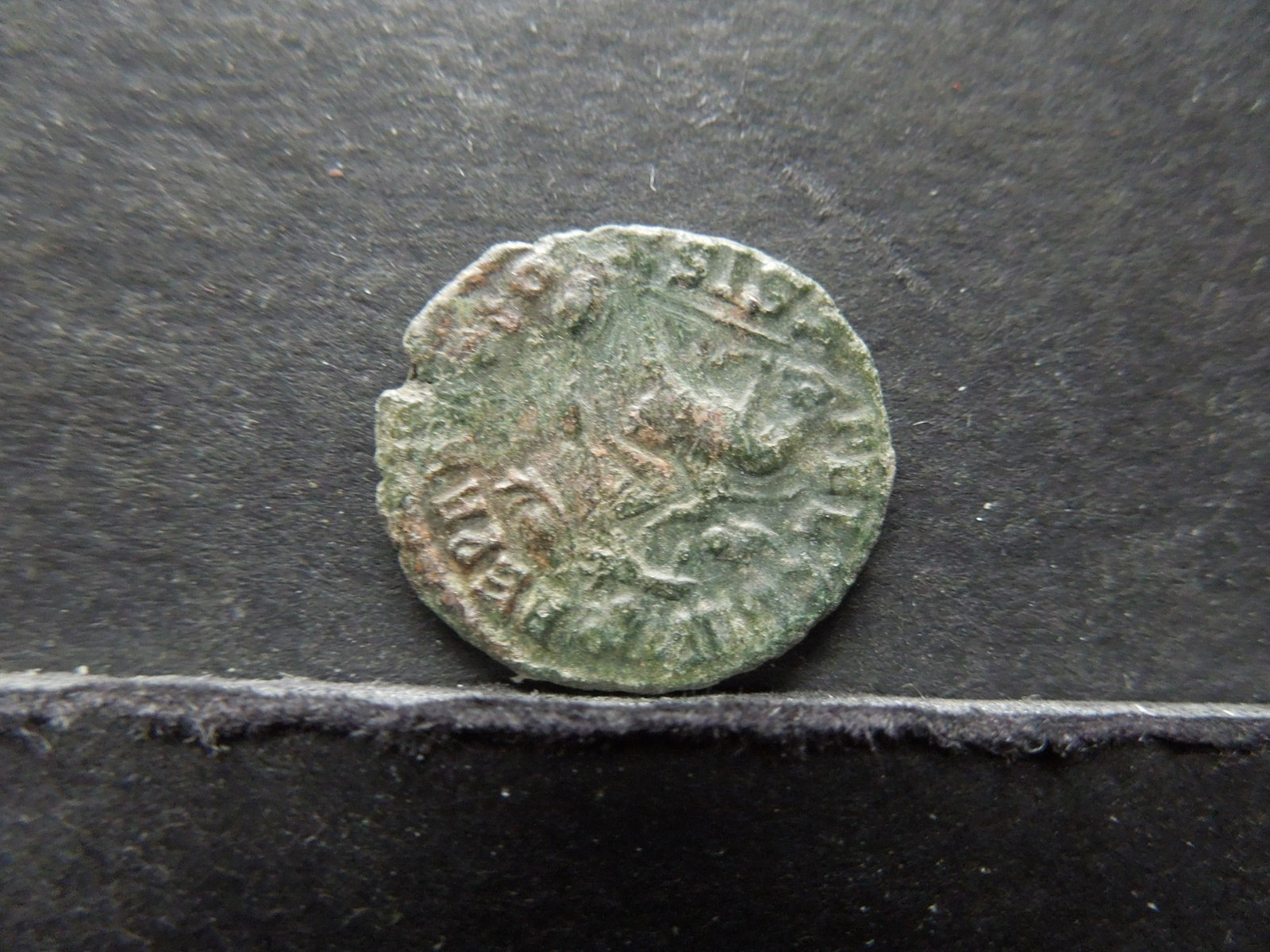 175-330 AD ANCIENT ROMAN COIN: 175-330 AD ANCIENT ROMAN COIN