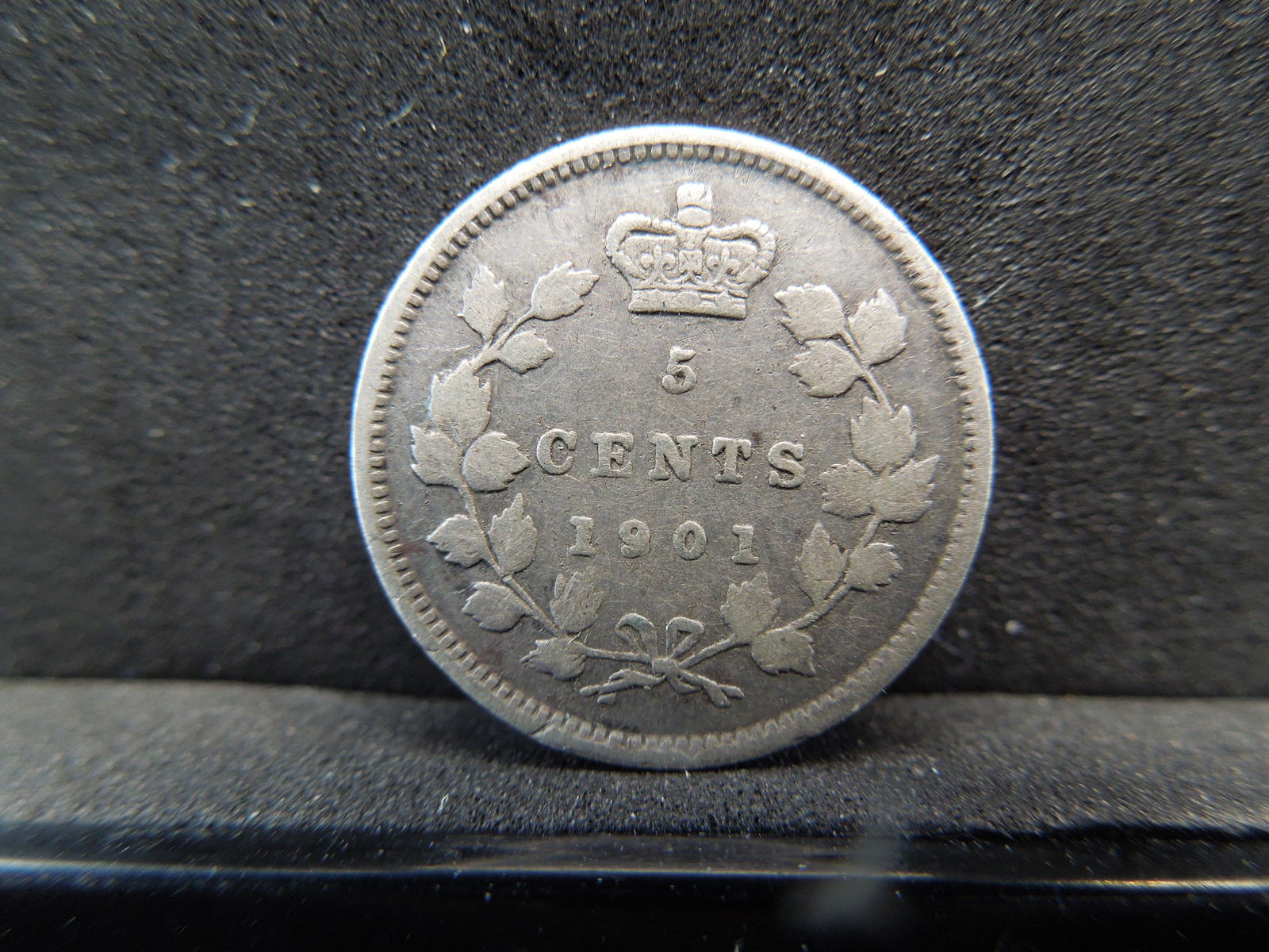1901 Canada Five Cents 92.5% Sterling Silver Coin. (1 of 2)