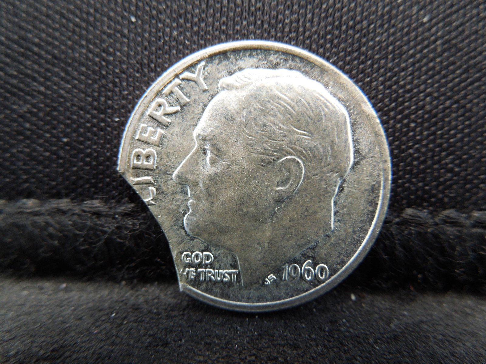 1960 SILVER Roosevelt Dime.  MINT ERROR Clipped (1 of 2)