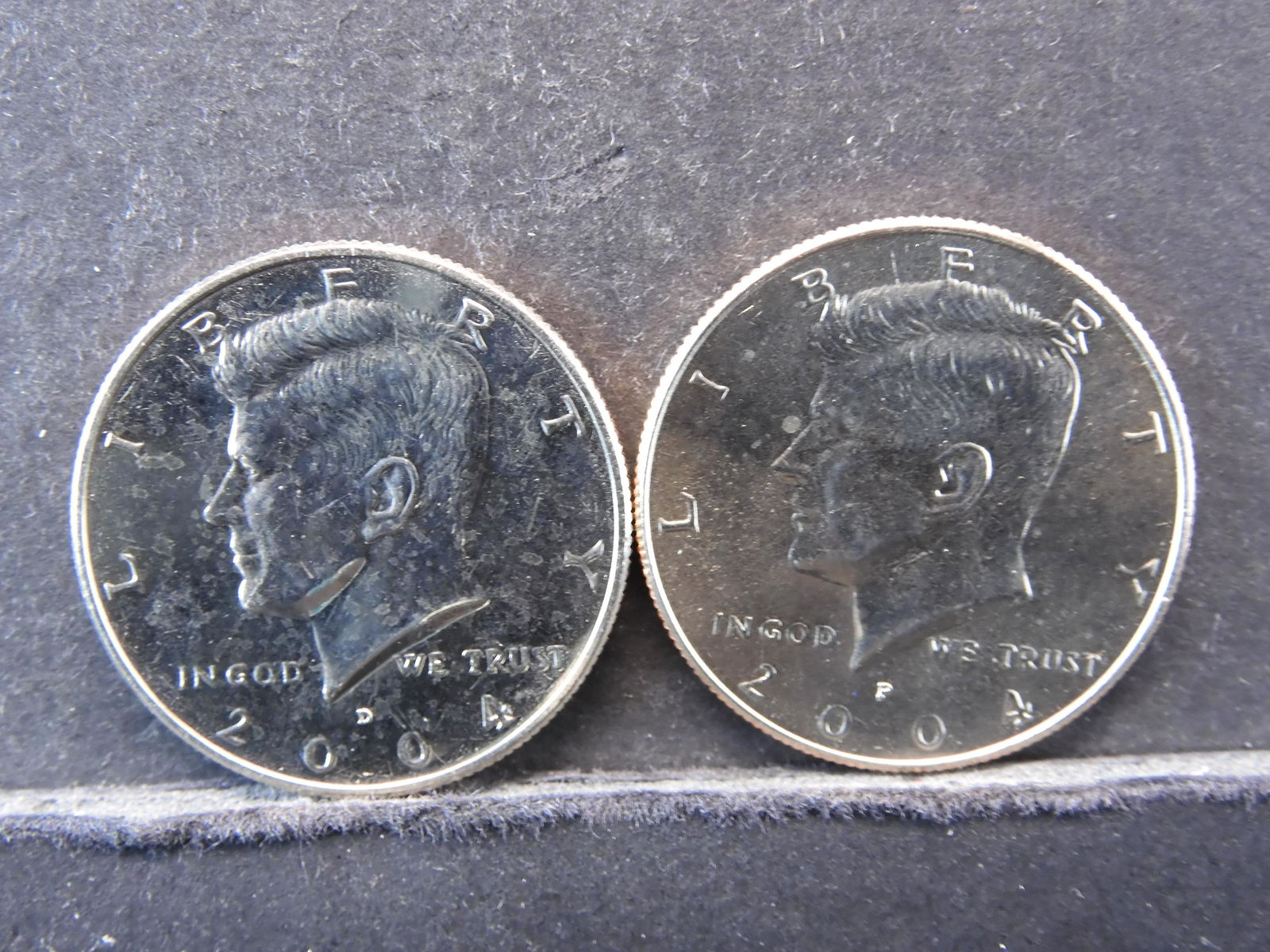 2004 P&D Kennedy Half Dollars Two Coin Set (1 of 2)