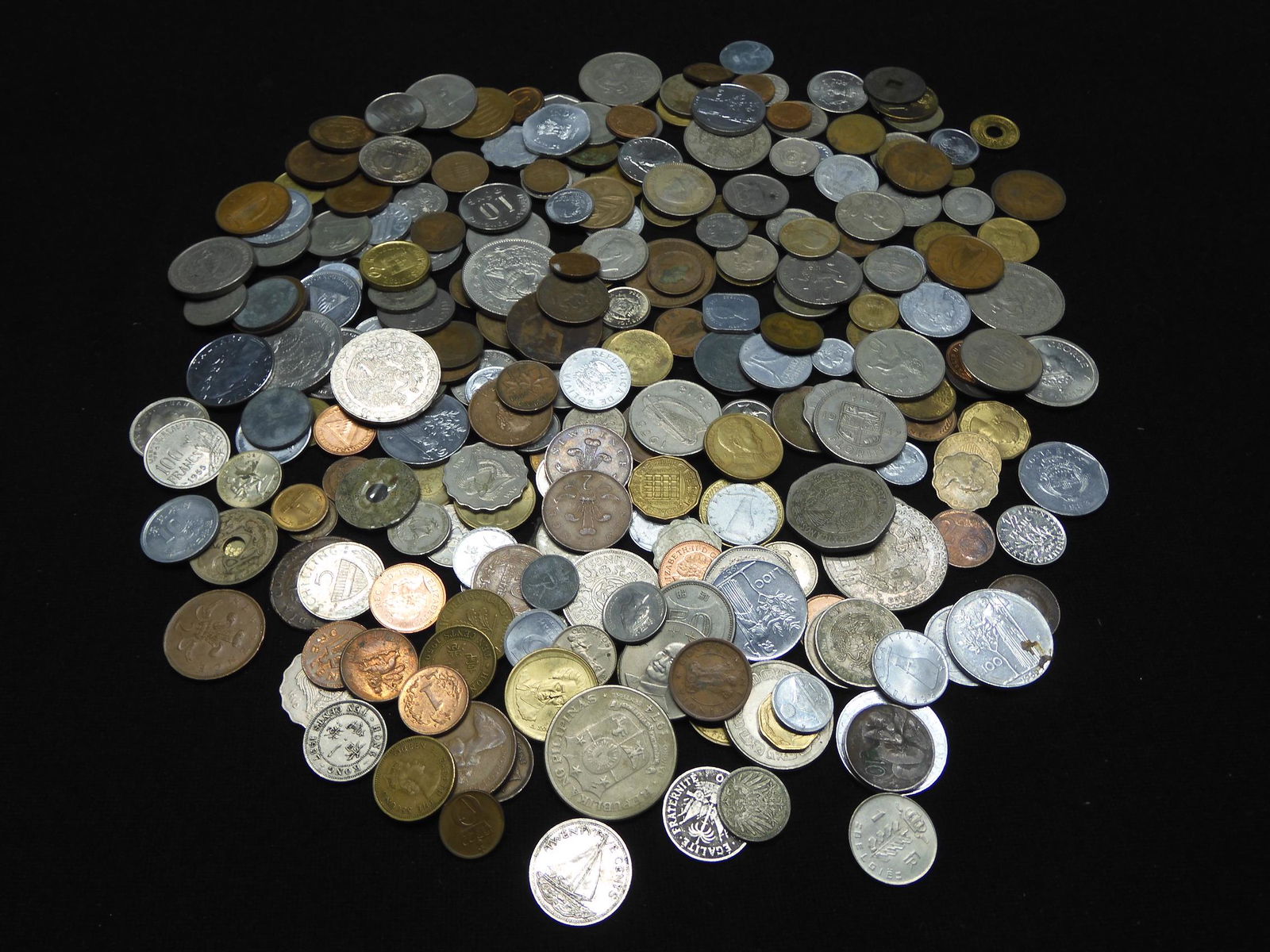 2.62 Pounds Mixed World Coins (1 of 5)
