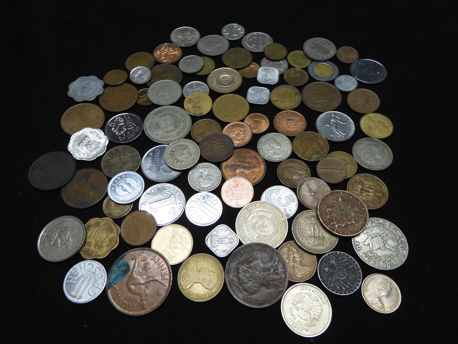 .75 Pounds Mixed World Coins (1 of 4)