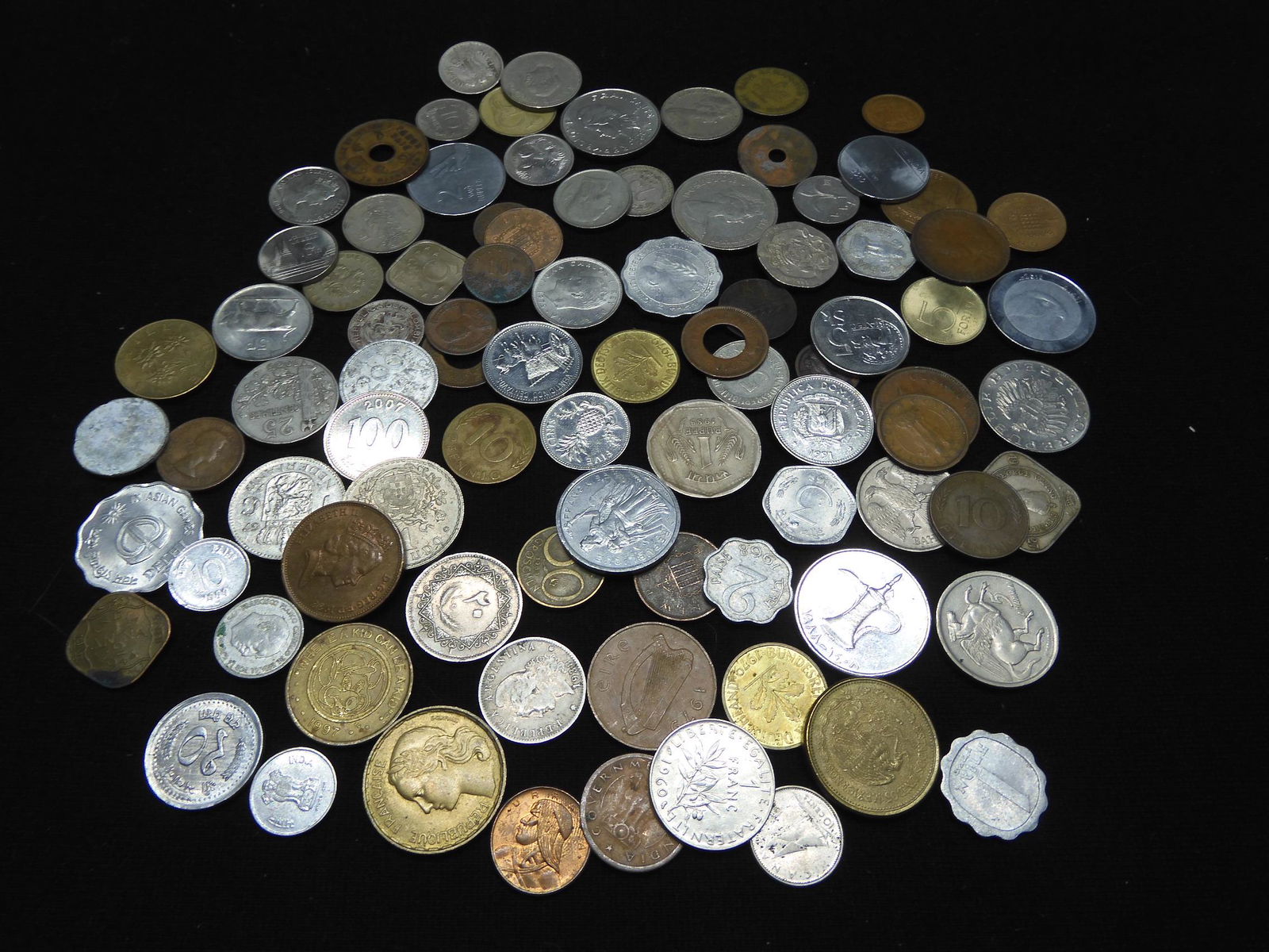 .84 Pounds Mixed World Coins (1 of 5)