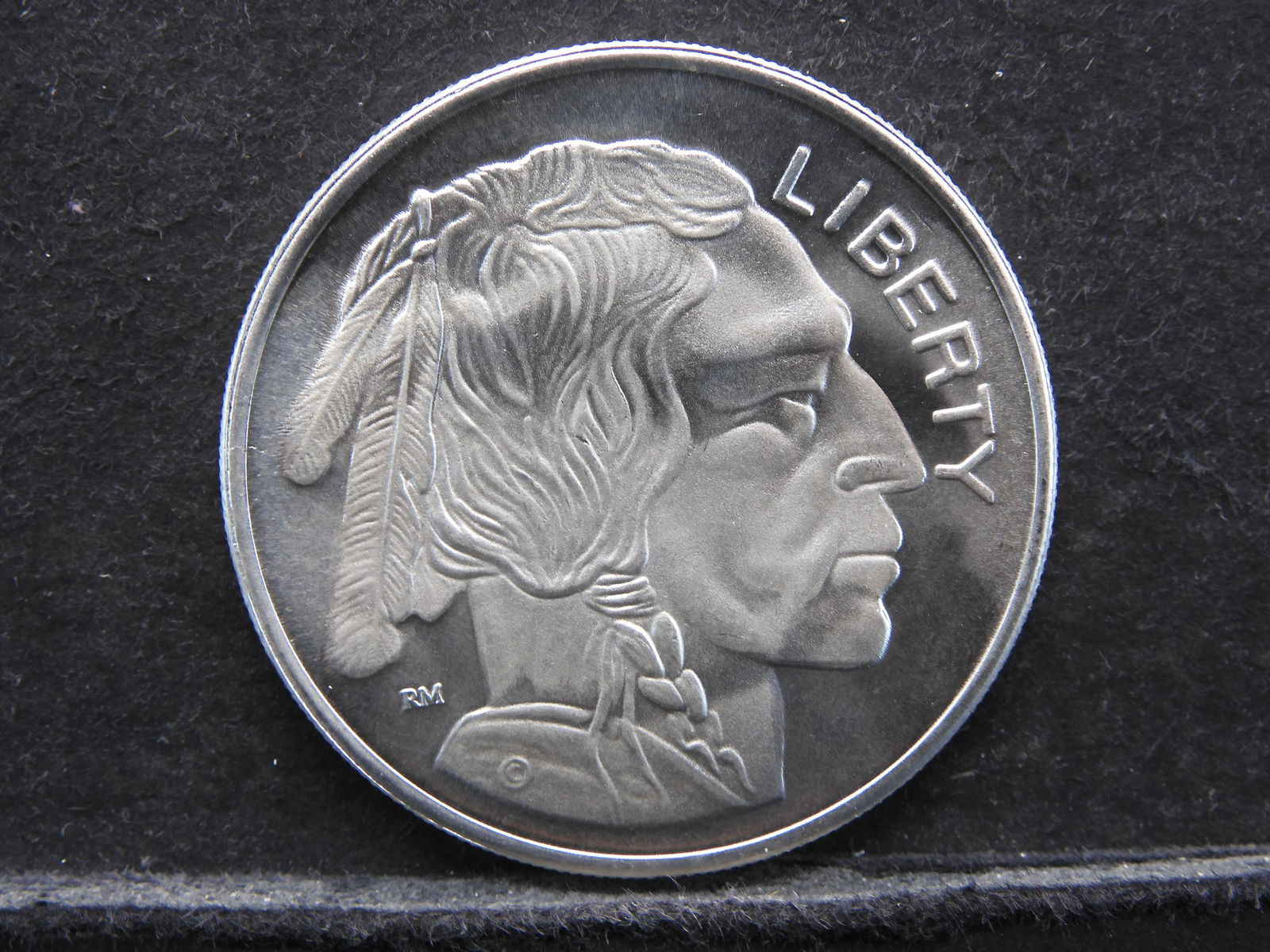 .999 One Troy Ounce Silver Buffalo / Indian Head Round (1 of 2)