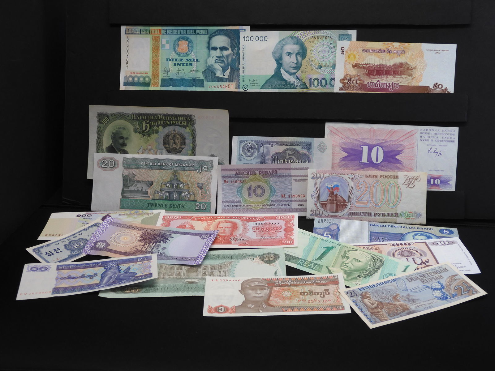 20 World Bank Notes (1 of 6)