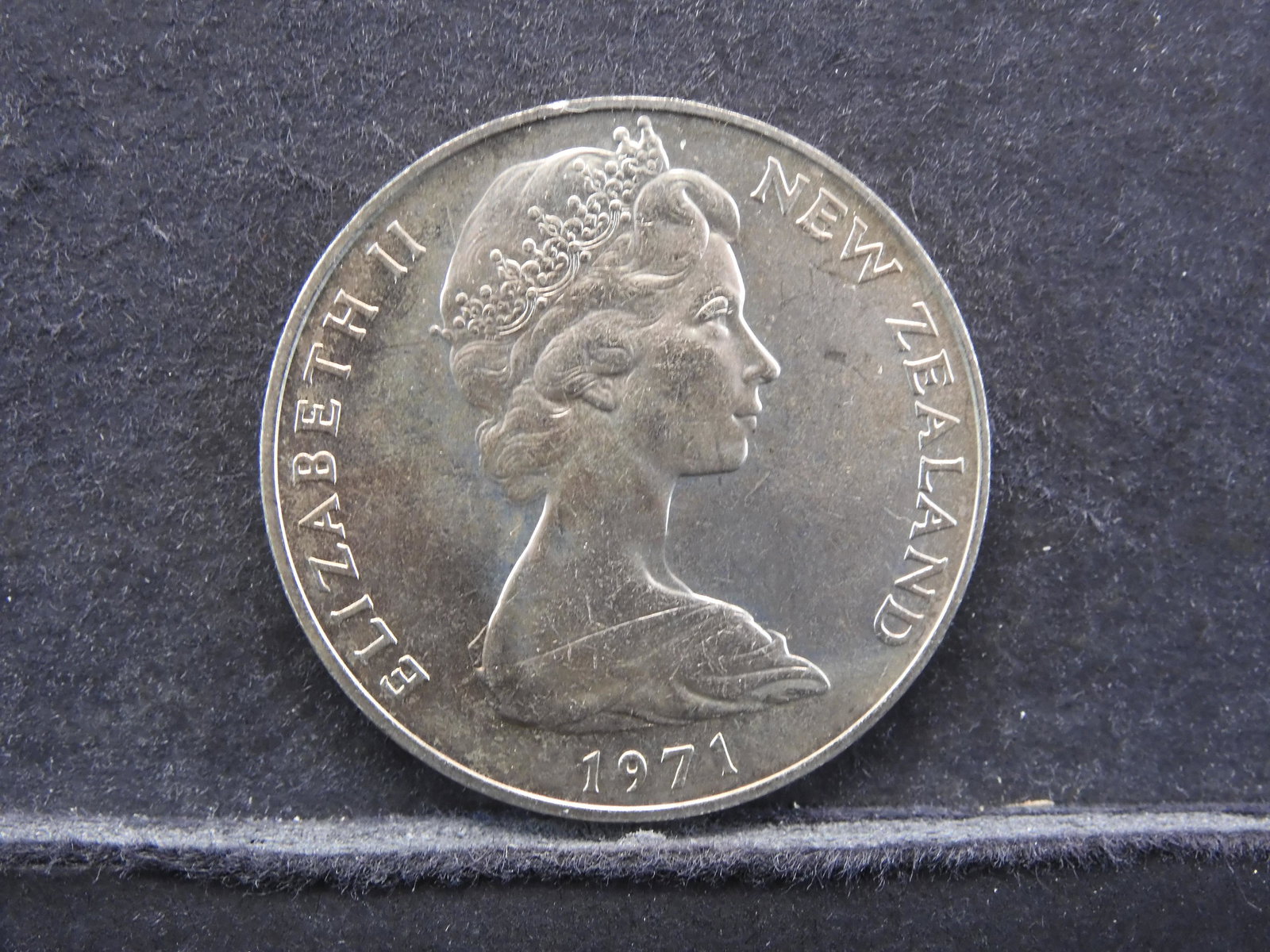 1971 New Zealand One Dollar High Grade - Coat of Arms (1 of 3)