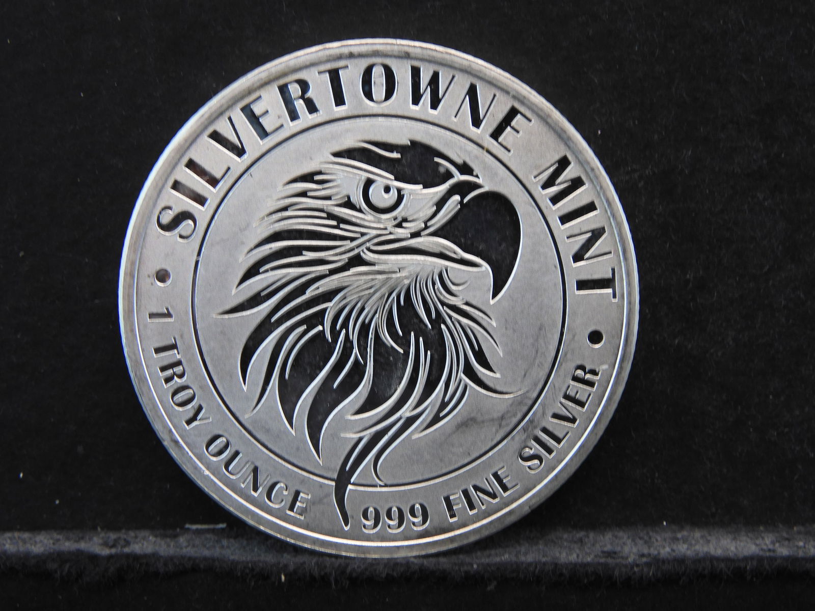 One Troy Ounce .999 Fine Silver Round Silver-towne Mint (1 of 2)