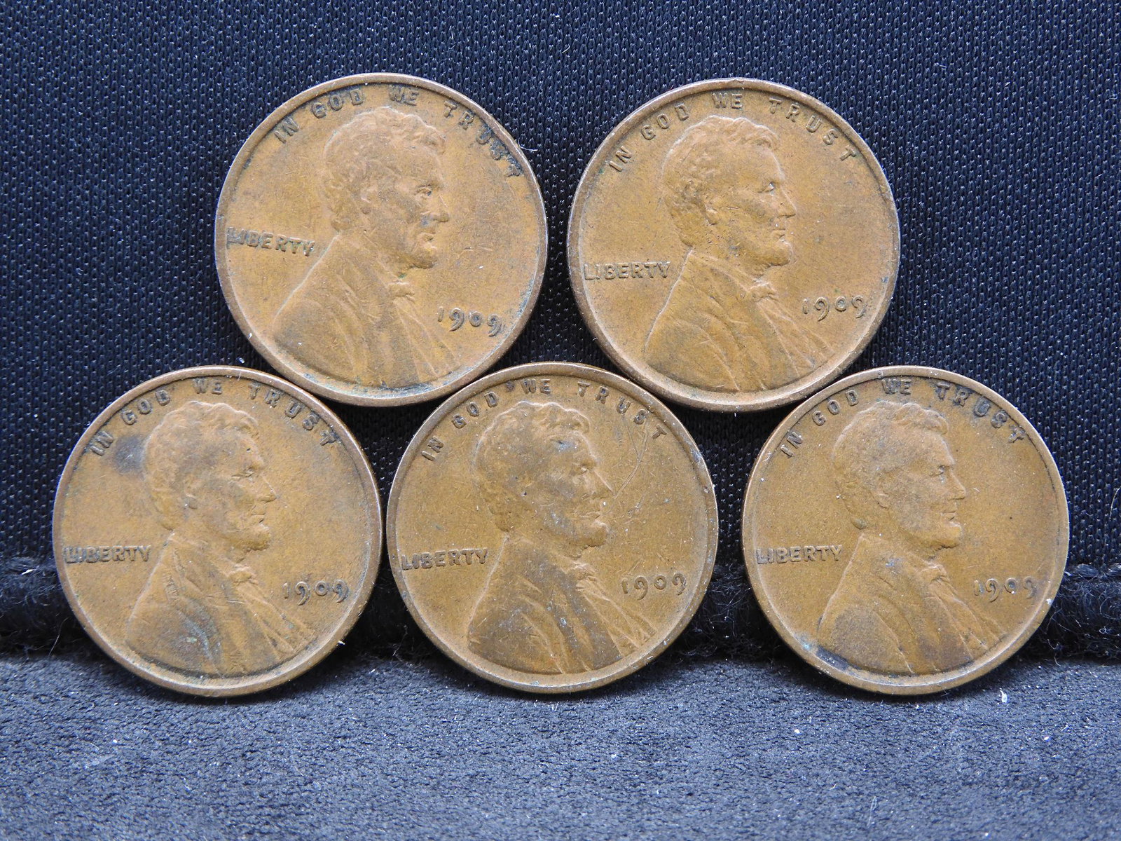 (5) 1909 VDB Lincoln Cents.  (2) VF, (2) EF, (1) AU. (1 of 3)