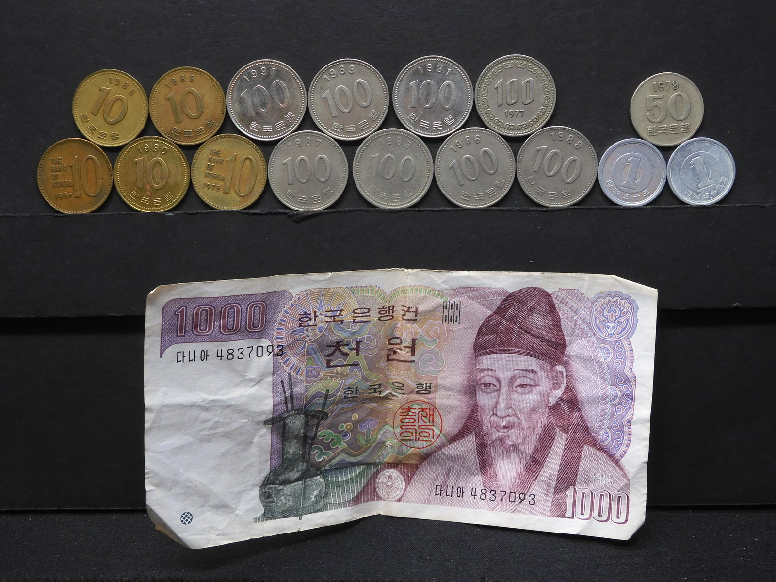 Foreign Coins and 1,000 note: Foreign Coins and 1,000 note